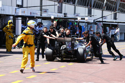 Lewis Hamilton, Mercedes AMG F1 W07 Hybrid viene spinto dai meccanici indietro in pit lane durante l