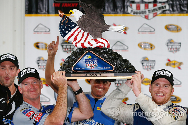 Sieger Chris Buescher, Front Row Motorsports, Ford; Bob Osborne, Crewchief