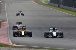 Jolyon Palmer, Renault Sport F1 Team RS16 y Nico Rosberg, Mercedes AMG F1 W07 Hybrid