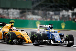 Боротьба за позицію між Кевіном Магнуссеном, Renault Sport F1 Team RS16 і Маркусом Ерікссоном, Saube
