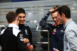 Stoffel Vandoorne, McLaren piloto de prueba y de reserva, Esteban Ocon, piloto de pruebas de Renault