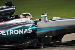 Lewis Hamilton, Mercedes AMG F1 W07 Hybrid met een beschadigde auto