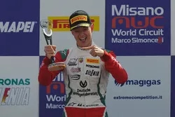 Mick Schumacher, Prema Powerteam, celebra la victoria en el podio
