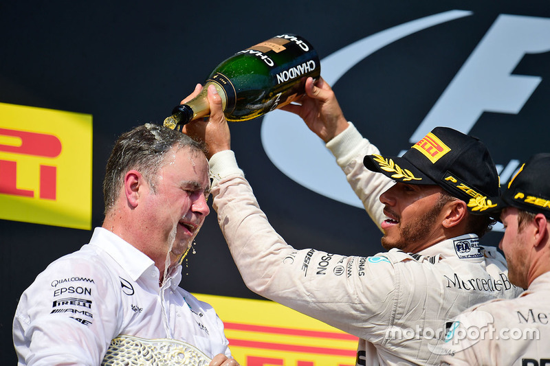 Ron Meadows, director del equipo Mercedes GP se celebra en el podio Lewis Hamilton y Nico Rosberg, M