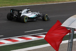Льюїс Хемілтон, Mercedes AMG F1 W07 Hybrid повертається назад у бокси під час другої практики після