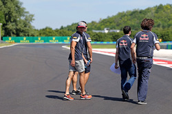 Carlos Sainz Jr., Scuderia Toro Rosso camina el circuito con el equipo