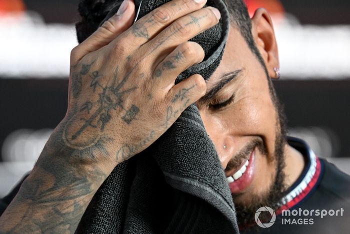 Lewis Hamilton, Mercedes-AMG F1 Team, habla con los medios de comunicación en el corralito de prensa. 