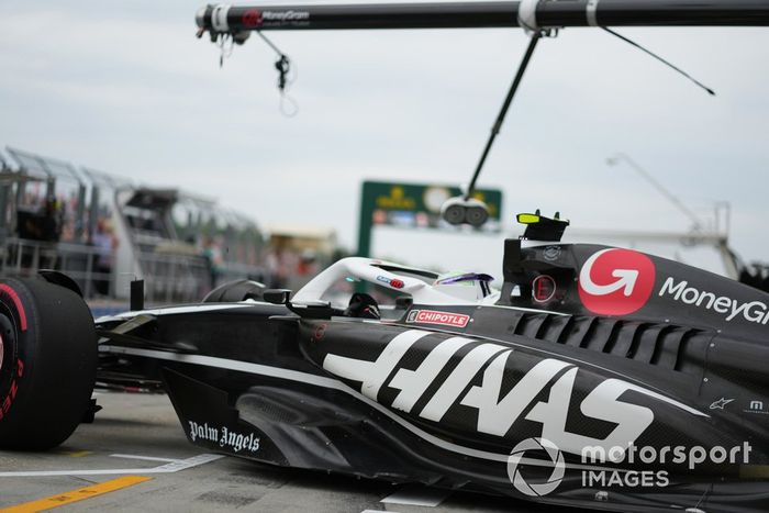 Nico Hulkenberg, Haas VF-24, sale del garaje