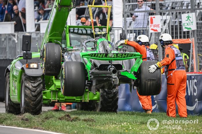 Los comisarios retiran el coche de Zhou Guanyu, Stake F1 Team Kick Sauber C44, tras chocar durante los entrenamientos libres. 