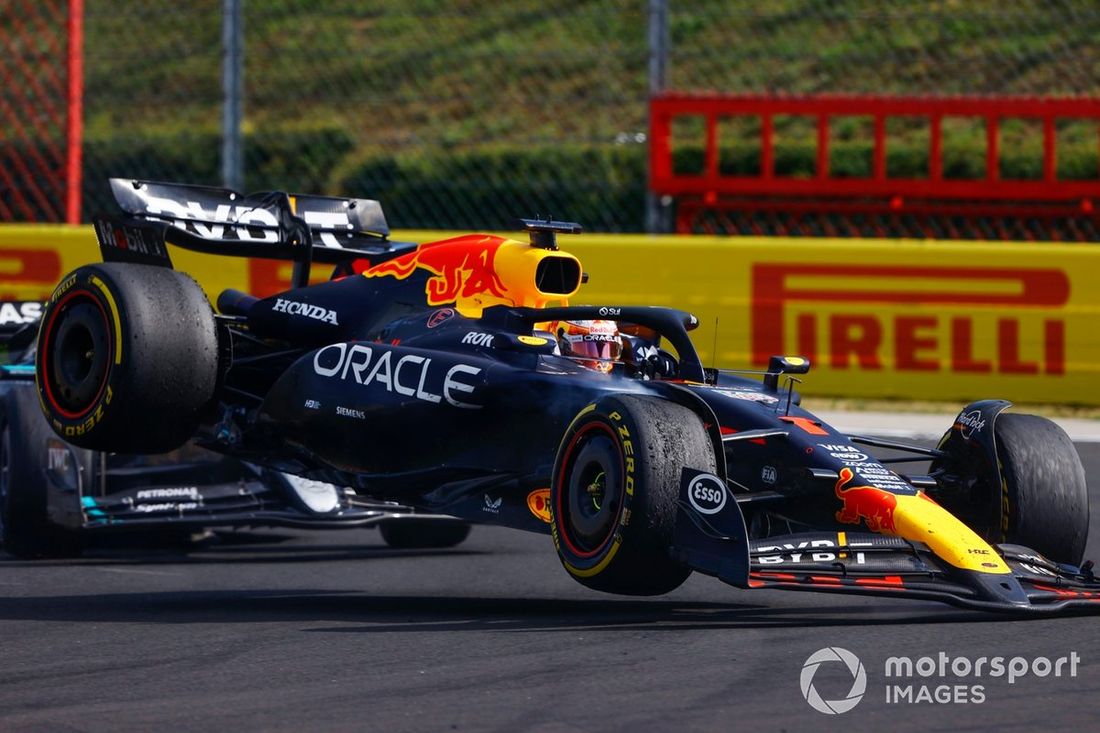 Max Verstappen, Red Bull Racing RB20, Lewis Hamilton, Mercedes F1 W15, colidem
