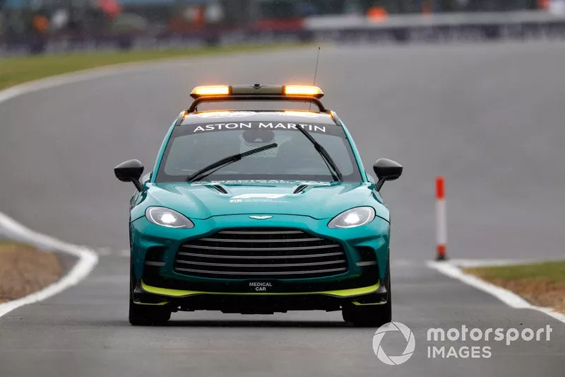 La voiture médicale sur la piste