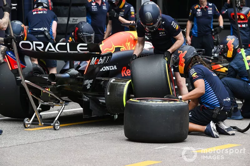 Max Verstappen, Red Bull Racing RB20, effectue un arrêt au stand lors de la FP1.