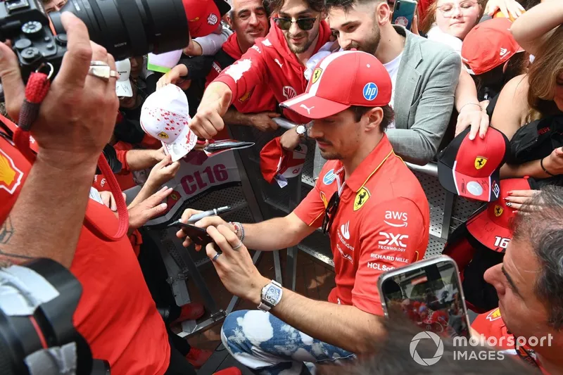 Charles Leclerc, de la Scuderia Ferrari, est assailli par les chasseurs d'autographes et les fans.
