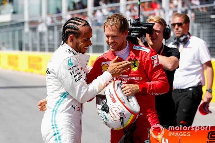 Ganador de la pole Sebastian Vettel, Ferrari y Lewis Hamilton, Mercedes AMG F1 en Parc Ferme 