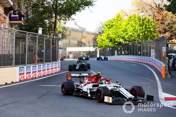 Antonio Giovinazzi, Alfa Romeo Racing C38, Romain Grosjean, Haas F1 Team VF-19, y George Russell, Williams Racing FW42