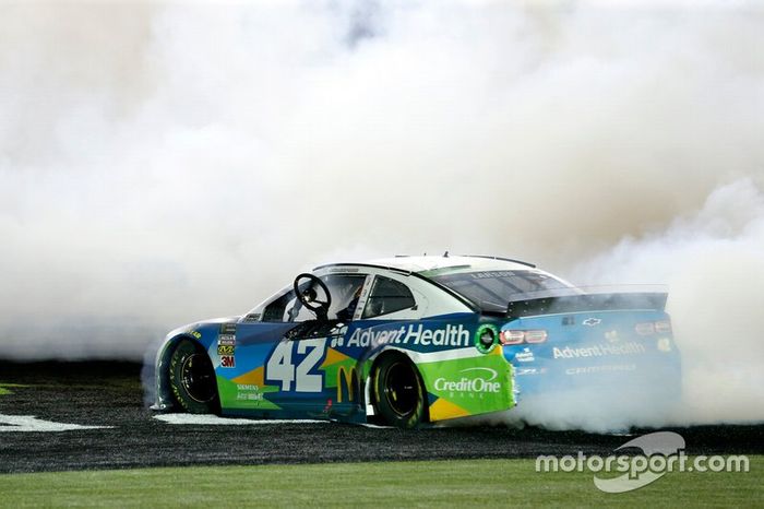 Ganador del All-Star Race Kyle Larson, Chip Ganassi Racing, Chevrolet Camaro Advent Health