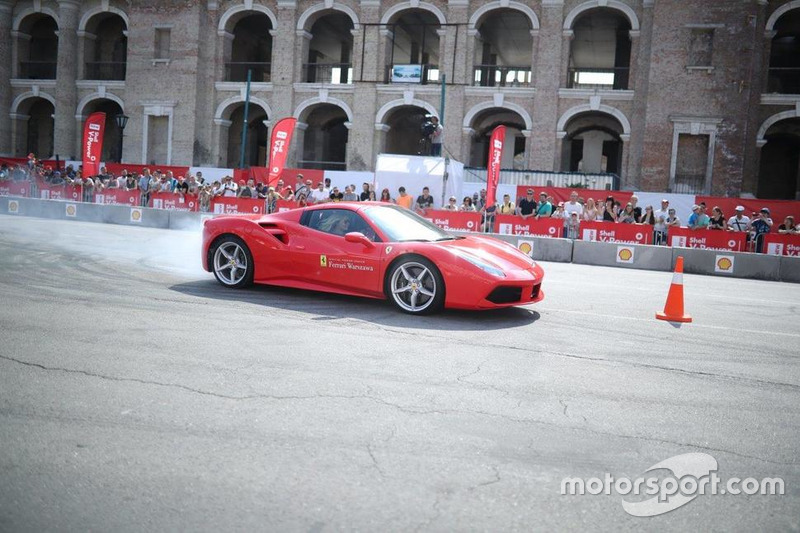 Марк Жене за кермом Ferrari