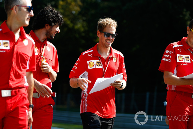 Sebastian Vettel, Ferrari, ispeziona il circuito