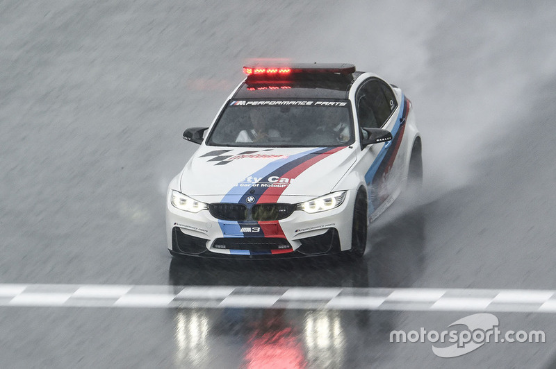 La BMW Safety car esamina la pista durante un acquazzone