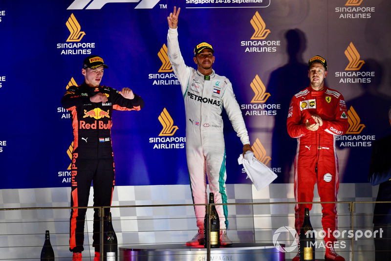 (L naar R): Max Verstappen, Red Bull Racing, Lewis Hamilton, Mercedes AMG F1 en Sebastian Vettel, Ferrari op het podium