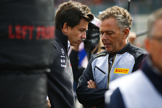 Toto Wolff, Direktörü, Mercedes AMG ve Mario Isola, Yarış Menajeri, Pirelli Motorsport