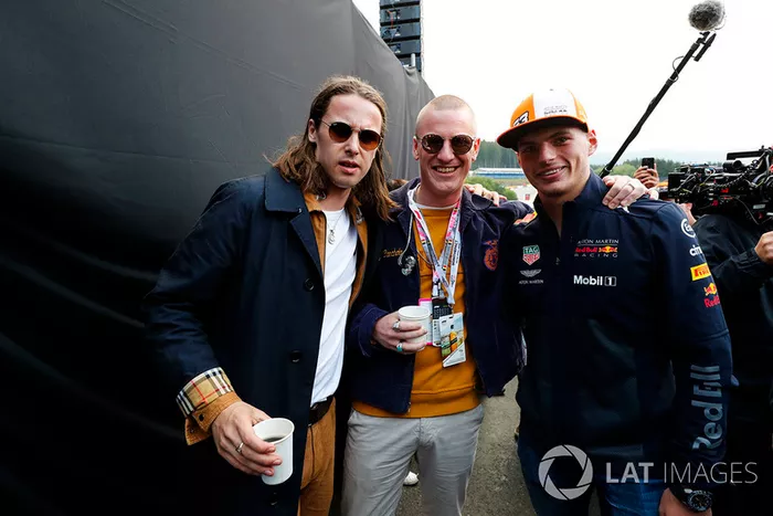 Miembros de Jungle con Max Verstappen, Red Bull Racing