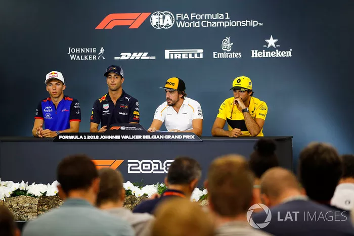Pierre Gasly, Toro Rosso, Daniel Ricciardo, Red Bull Racing, Fernando Alonso, McLaren, y Carlos Sainz Jr., Renault Sport F1 Team, en rueda de prensa