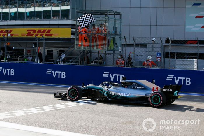 Lewis Hamilton, Mercedes AMG F1 W09 cruza la meta