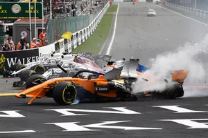 L'accident de Fernando Alonso, McLaren MCL33 au départ