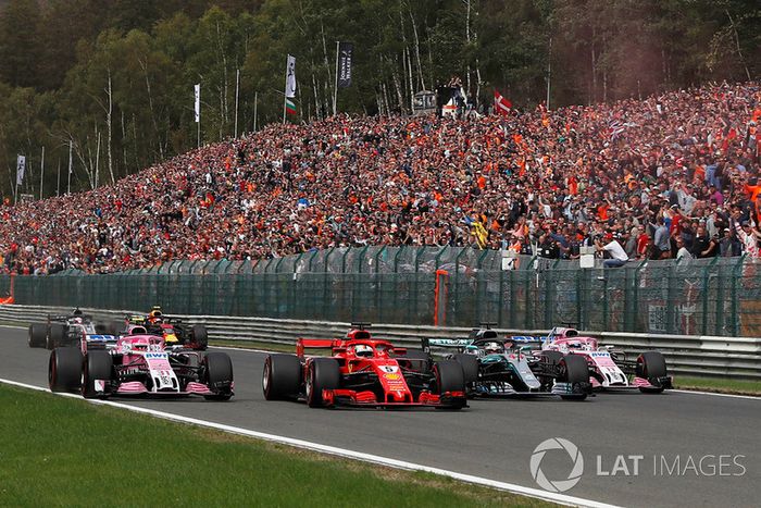 Esteban Ocon, Racing Point Force India VJM11, Sebastian Vettel, Ferrari SF71H, Lewis Hamilton, Mercedes AMG F1 W09 y Sergio Perez, Racing Point Force India VJM11 en la primera vuelta