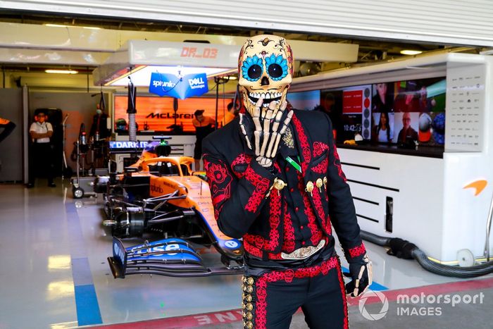 Fermín La Calaca fuera del garaje de McLaren