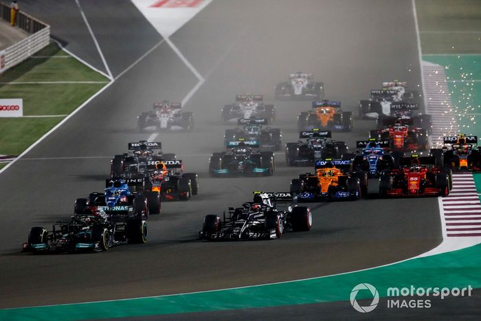 Arrancada: Lewis Hamilton, Mercedes W12, Pierre Gasly, AlphaTauri AT02, Fernando Alonso, Alpine A521, Lando Norris, McLaren MCL35M, Carlos Sainz Jr., Ferrari SF21 y el resto