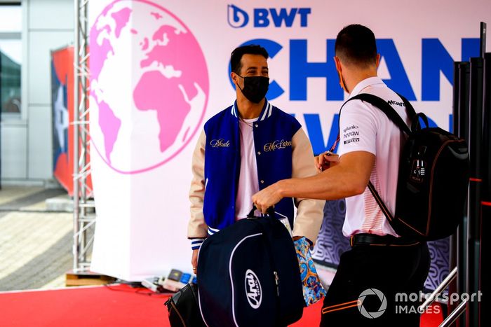 Daniel Ricciardo, McLaren, llega al circuito