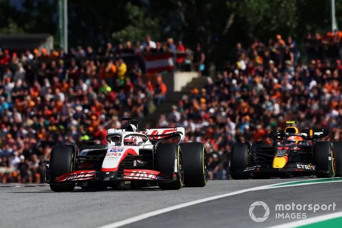Kevin Magnussen, Haas VF-22, Sergio Pérez, Red Bull Racing RB18