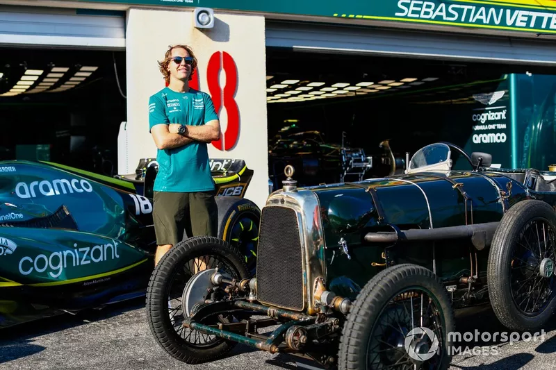 Sebastian Vettel, Aston Martin, di fianco all'Aston Martin AMR22 e alla Grean Pea TT1 del 1922.