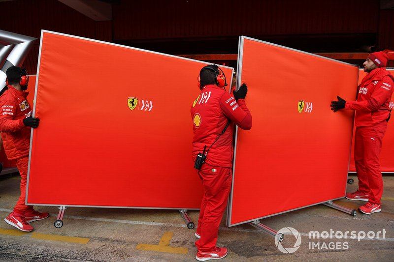 Meccanici Ferrari con dei paravento
