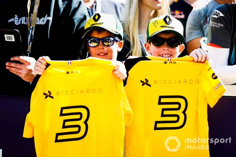 Young Renault fans