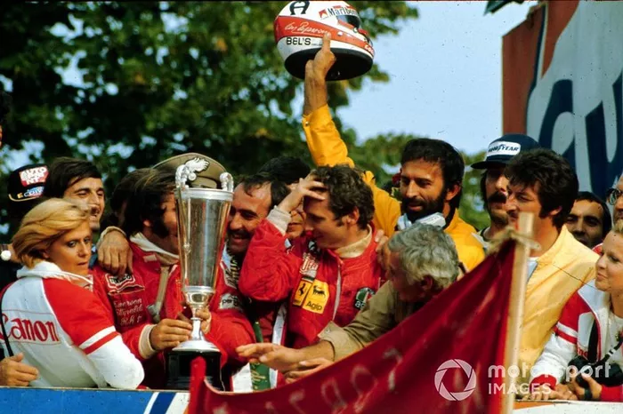 Yarış galibi Clay Reggazoni, 2. Emerson Fittipaldi, 3. ve dünya şampiyonu Niki Lauda