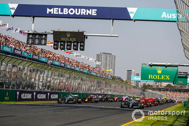 Las luces se apagan y Lewis Hamilton, Mercedes AMG F1 W10, lidera Valtteri Bottas, Mercedes AMG W10, Sebastian Vettel, Ferrari SF90, Max Verstappen, Red Bull Racing RB15 y el resto del campo al comienzo