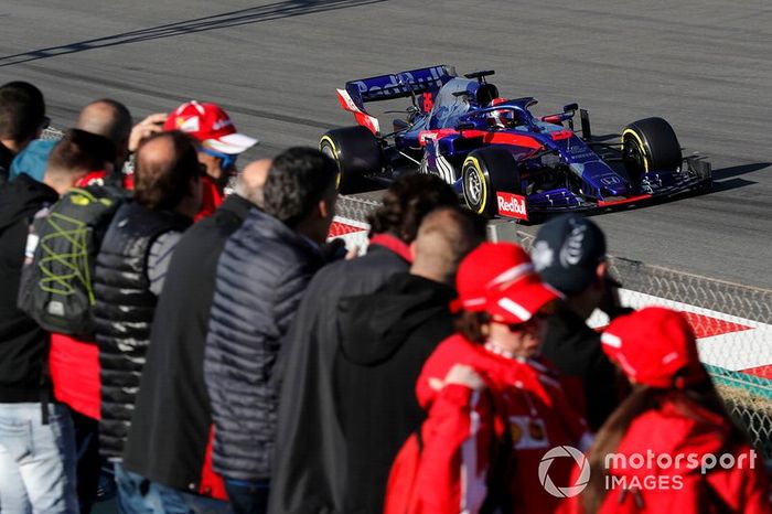Daniil Kvyat, Scuderia Toro Rosso STR14, con dei tifosi