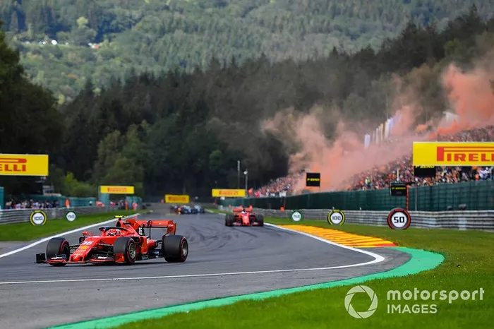 Charles Leclerc, Ferrari SF90, precede Sebastian Vettel, Ferrari SF90, nel giro di formazione