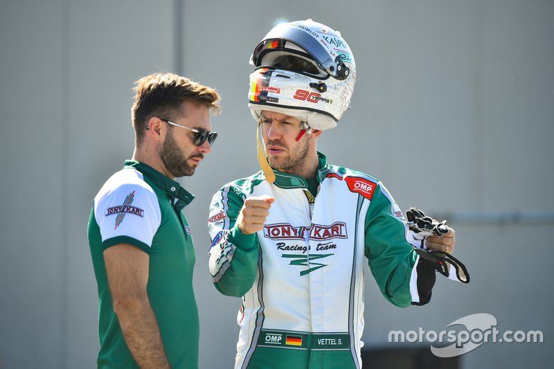 Sebastian Vettel probando con Tony Kart