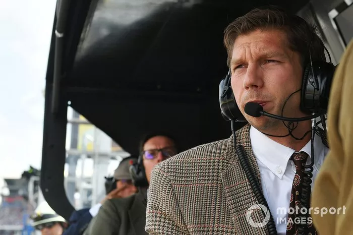 Matt Deane, mecánico jefe de Mercedes AMG vestido de los años 50