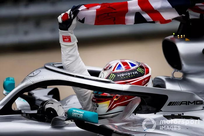 El ganador de la carrera Lewis Hamilton, Mercedes AMG F1 W10 en la vuelta de enfriamiento con bandera