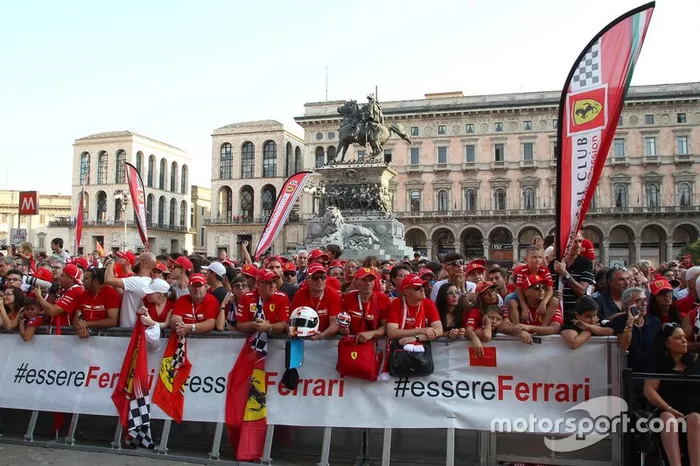 La Piazza Duomo con los fans de Ferrari