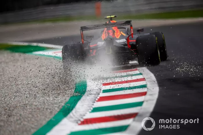 Alexander Albon, Red Bull Racing RB15 runs wide 