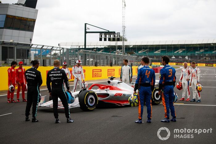 Carlos Sainz Jr., Ferrari, Charles Leclerc, Ferrari, Lewis Hamilton, Mercedes, Valtteri Bottas, Mercedes, Kimi Raikkonen, Alfa Romeo Racing, Antonio Giovinazzi, Alfa Romeo Racing, George Russell, Williams, Nicholas Latifi, Williams, Lando Norris, McLaren, Daniel Ricciardo, McLaren, Nikita Mazepin, Haas F1 y Mick Schumacher, Haas F1 en el evento de lanzamiento del coche de Fórmula 1 de 2022 en la parrilla de Silverstone