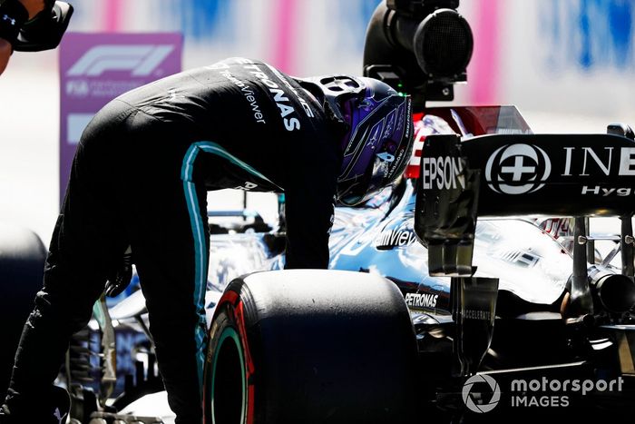 Segundo puesto Lewis Hamilton, Mercedes, en Parc Ferme después de la clasificación