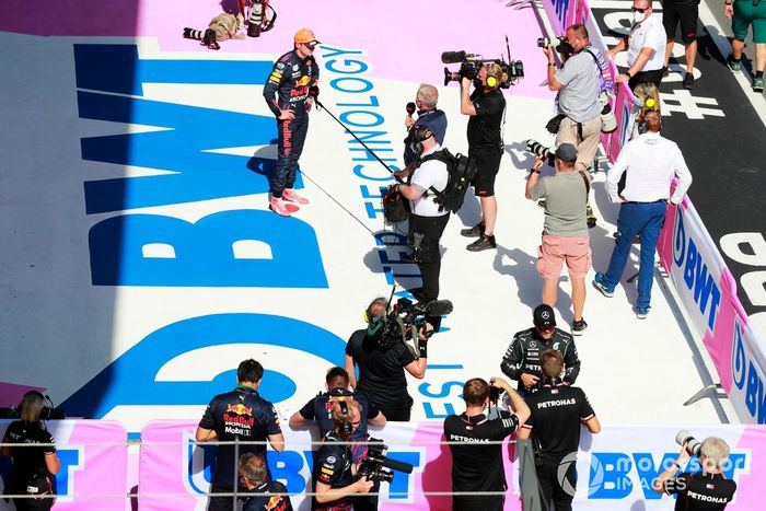 Ganador de la pole Max Verstappen, Red Bull Racing, en Parc Ferme