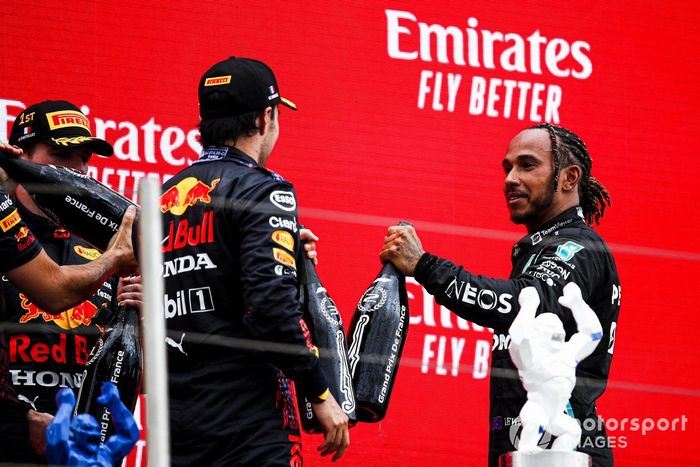 Podio: segundo lugar Lewis Hamilton, Mercedes, tercer lugar Sergio Pérez, Red Bull Racing